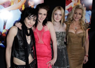 Joan Jett, Kristen Stewart, Dakota Fanning y Cherie Currie en la premier de "The Runaways". Fanning interpreta a Currie y Stewart a Jett